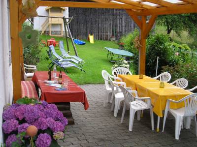 ferienwohnung-landurlaub-landkreis-cham-terrasse-spielwiese